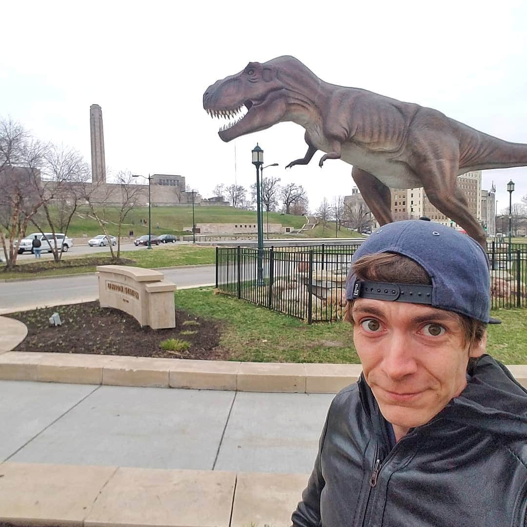 ジェームズ・フェルプスさんのインスタグラム写真 - (ジェームズ・フェルプスInstagram)「Meeting the locals of Kansas City... Even though I was the oldest in the science city at Union Station, I loved it. #TRexdoesntskiplegday #trexdoesskiparmday #cityoffountains #ontheroadagain #hashtagforthesakeofit」3月30日 2時25分 - jamesphelps_pictures