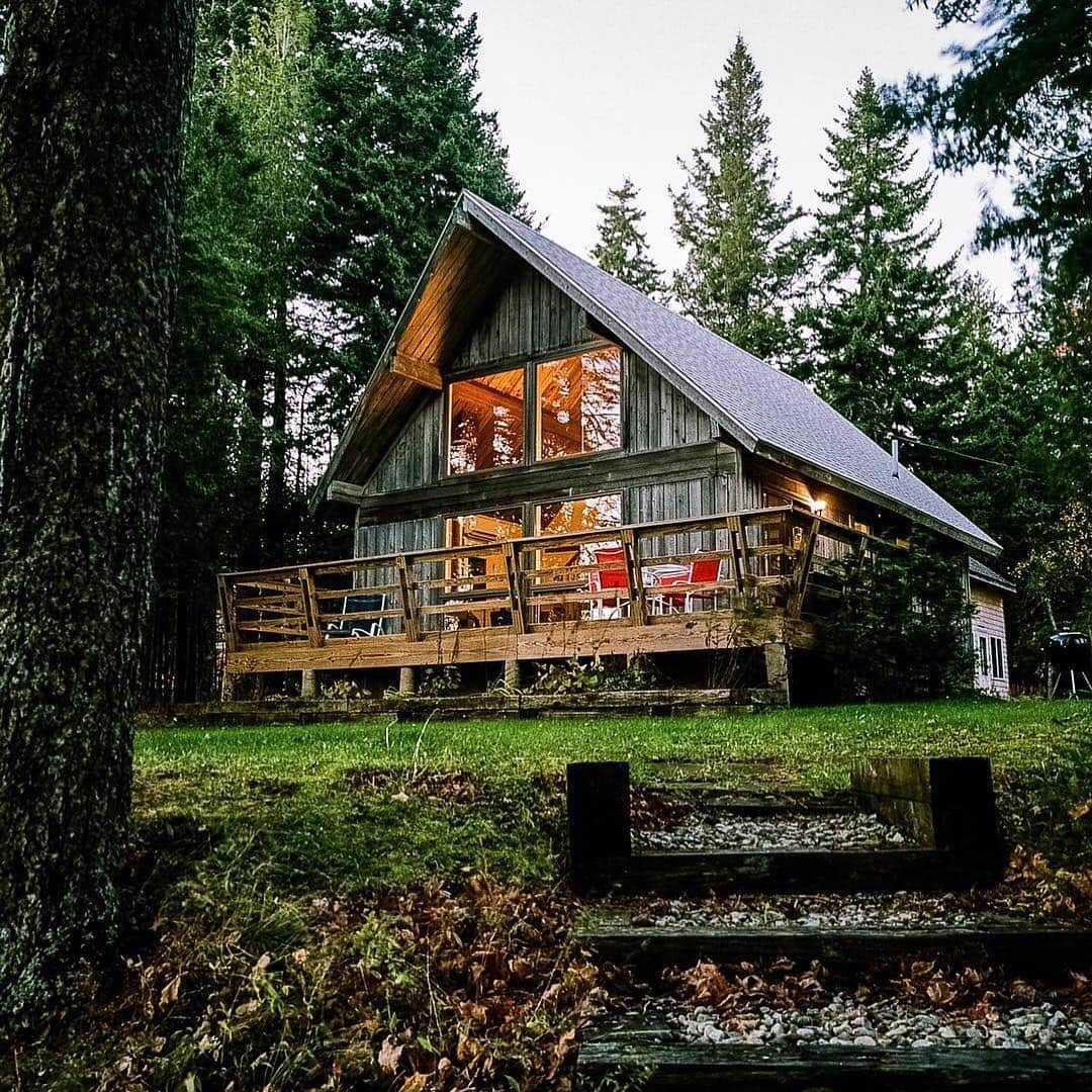 Airbnbさんのインスタグラム写真 - (AirbnbInstagram)「Superhost Kim’s oceanfront chalet lets you slow down and discover Down East Maine. After a day of hiking or kayaking in Acadia National Park, stop at a local wharf to pick up the catch of the day to grill on your lawn overlooking the bay. Or skip all that, climb into the hammock, and watch the lobster boats go by.  Photo: @joelwestworth」3月30日 2時27分 - airbnb