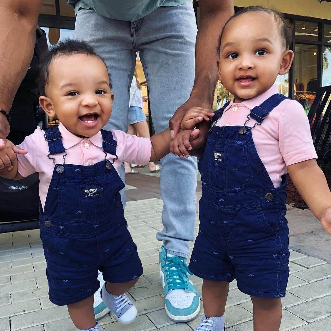 のインスタグラム：「We’re all smiles over this fun #twinning moment 😄 #shortalls #friyay #oshkoshkids 📷: @sabdy__」