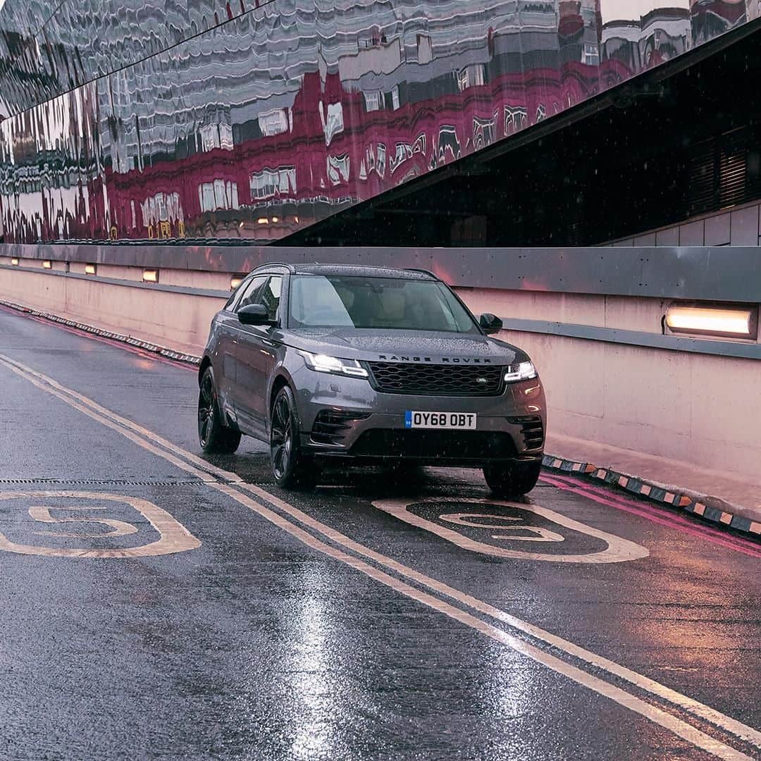 Land Roverさんのインスタグラム写真 - (Land RoverInstagram)「Give every journey an effortless flow with the refined performance of the #RangeRover #Velar.  #4x4 #CarsofInstagram #Instacar #Design #AutomotiveDesign #Car #Cars #CityLife #CityStyle #CityLifestyle」3月30日 2時30分 - landrover