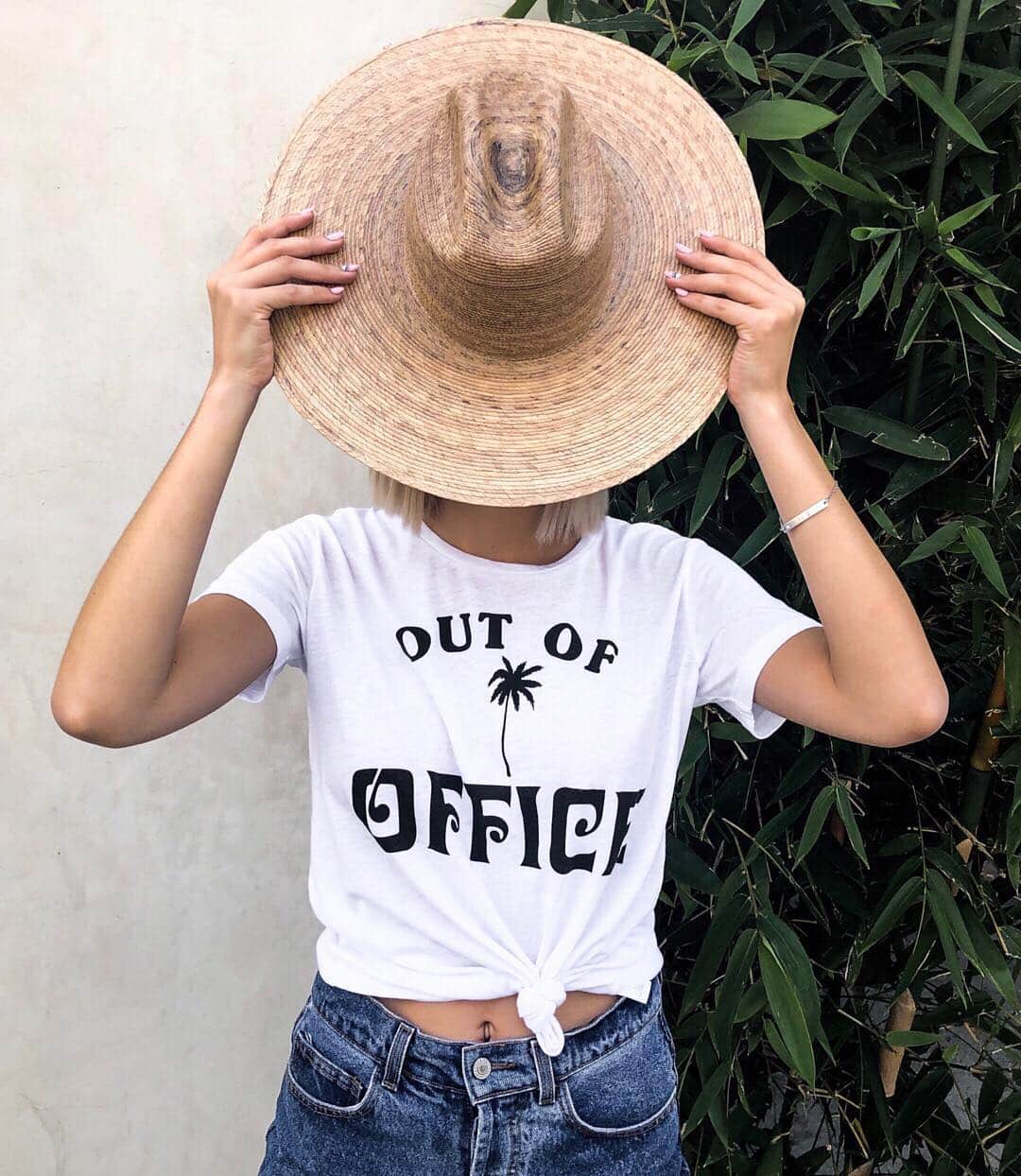チェイサーのインスタグラム：「you can find me under the palms🌴☀️ #chaserbrand」
