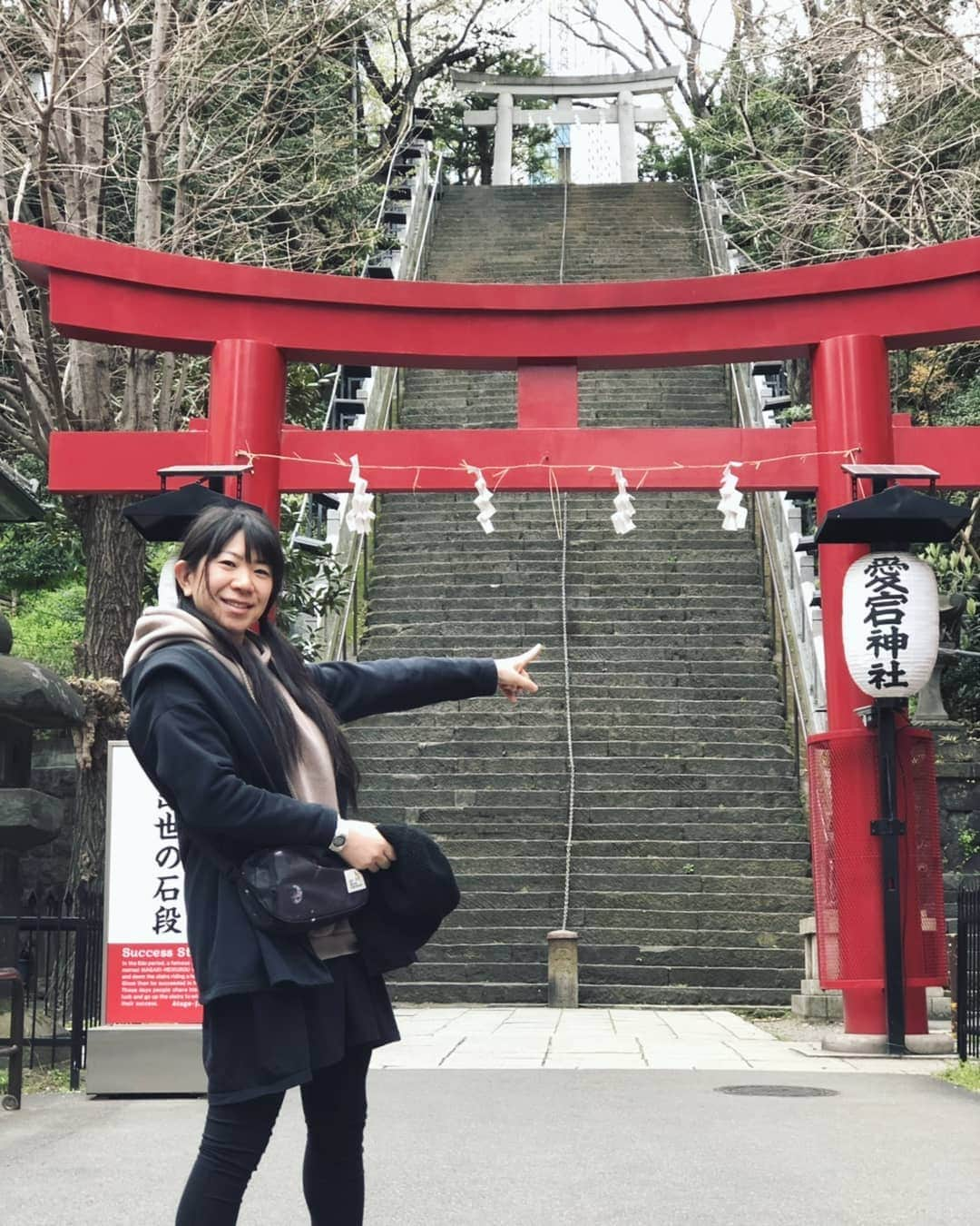 服部ひで子さんのインスタグラム写真 - (服部ひで子Instagram)「『吉本新喜劇ワールドツアー』 初日の東京公演２日間が、無事に終わりました！！！ お越しくださった方々、ありがとうございますm(_ _)m。  ２日目の朝は、 早苗姉さんと⛩️愛宕(あたご)神社⛩️へ参拝して参りました(*^^*)。 愛宕神社は、 去年初めて参拝し、大好きな神社の一つになった素敵なスポットです！ 『出世の石段』が有名で、 特に、仕事運や出世運のご利益がある神社なんですが、  早苗姉さんと、ツアーの成功祈願と、 お仕事の願いを込めて、急勾配の男坂(出世の石段)をがむしゃらに登りました(^_^)！ そして、縁結びのご利益もあるとのことで、しっかり恋みくじも引いてきましたよ～！うふふふふ♡ 水瓶座、B型、１歳年下が良いそうです(笑)  愛宕神社は、都内最高峰の愛宕山に位置してるんですって。 ビルに囲まれているけど、自然豊かで、やはり神聖な雰囲気が漂っていました✨ 桜もとってもキレイで癒されました～(*^^*)🌸🌸🌸 次回ツアーは、3/31(日)。 愛知に行かせていただきます！！！ #吉本新喜劇ワールドツアー #東京 #よみうりホール  #金原早苗 姉さんと  #愛宕神社 #出世の石段 #服部ひで子」3月30日 2時31分 - hideko_hattori