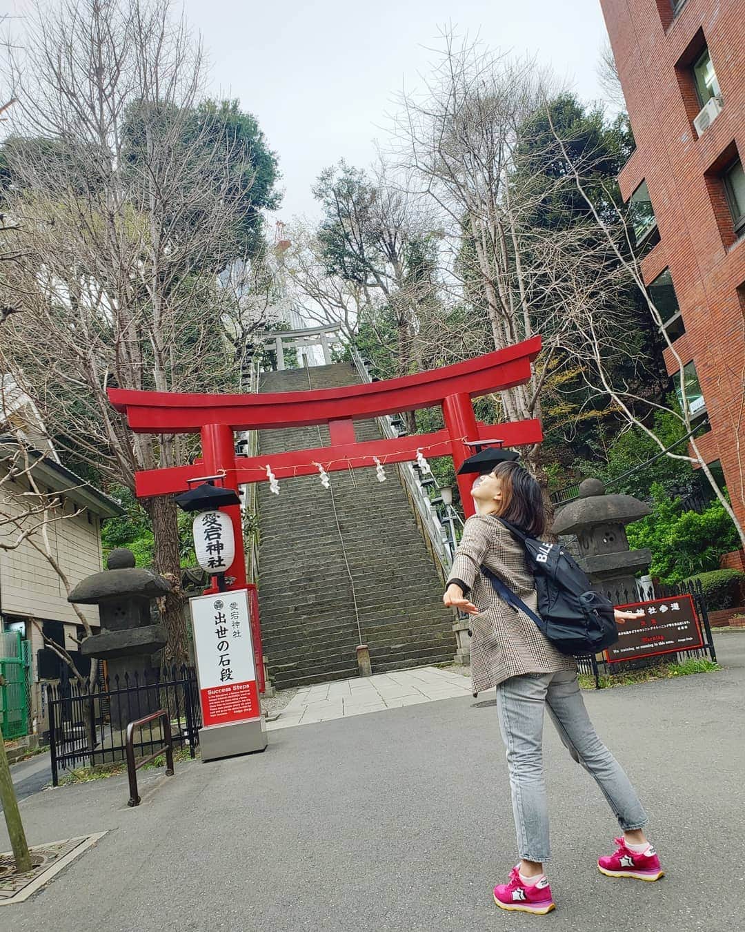 服部ひで子のインスタグラム：「『吉本新喜劇ワールドツアー』 初日の東京公演２日間が、無事に終わりました！！！ お越しくださった方々、ありがとうございますm(_ _)m。  ２日目の朝は、 早苗姉さんと⛩️愛宕(あたご)神社⛩️へ参拝して参りました(*^^*)。 愛宕神社は、 去年初めて参拝し、大好きな神社の一つになった素敵なスポットです！ 『出世の石段』が有名で、 特に、仕事運や出世運のご利益がある神社なんですが、  早苗姉さんと、ツアーの成功祈願と、 お仕事の願いを込めて、急勾配の男坂(出世の石段)をがむしゃらに登りました(^_^)！ そして、縁結びのご利益もあるとのことで、しっかり恋みくじも引いてきましたよ～！うふふふふ♡ 水瓶座、B型、１歳年下が良いそうです(笑)  愛宕神社は、都内最高峰の愛宕山に位置してるんですって。 ビルに囲まれているけど、自然豊かで、やはり神聖な雰囲気が漂っていました✨ 桜もとってもキレイで癒されました～(*^^*)🌸🌸🌸 次回ツアーは、3/31(日)。 愛知に行かせていただきます！！！ #吉本新喜劇ワールドツアー #東京 #よみうりホール  #金原早苗 姉さんと  #愛宕神社 #出世の石段 #服部ひで子」
