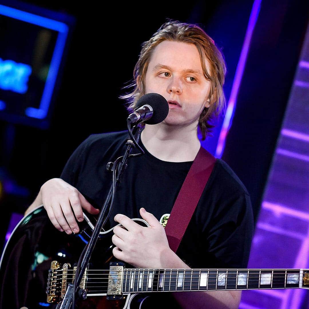 BBC Radioさんのインスタグラム写真 - (BBC RadioInstagram)「@lewiscapaldi before and after realising he’s the UK Number 1 for a FIFTH week 👍」3月30日 2時44分 - bbcradio1