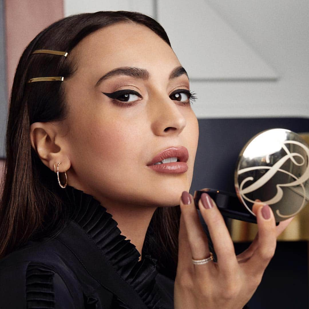 Zara Martinさんのインスタグラム写真 - (Zara MartinInstagram)「Making sure my @esteelauderuk #DoubleWear foundation is still in check ✔️✔️✔️✔️✔️✔️ I top up throughout the day and night with the silky-soft matte powder, perfect to help get rid of excess shine! #EsteePartner  #FromAMtoPM」3月30日 2時44分 - zaramartin