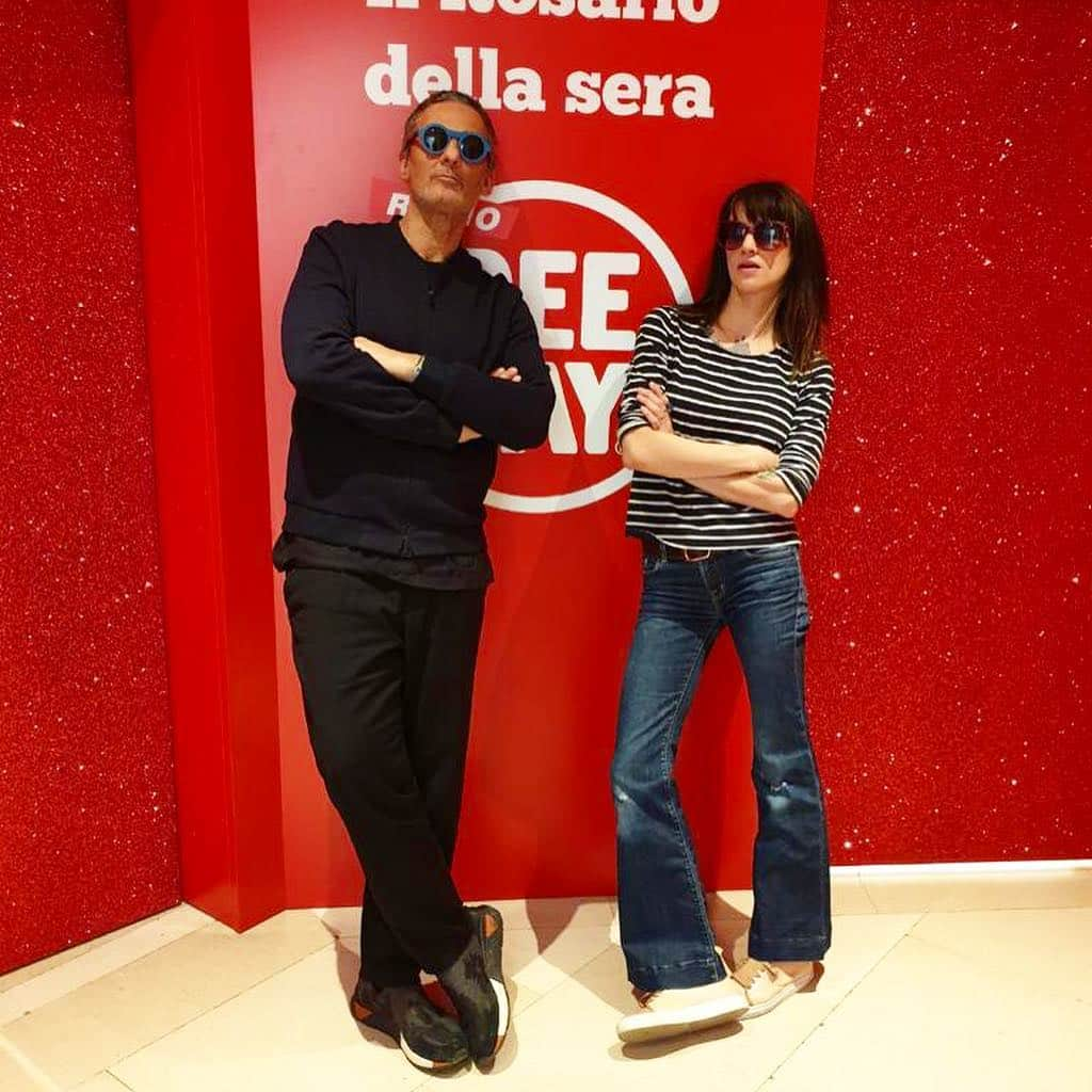 アーシア・アルジェントさんのインスタグラム写真 - (アーシア・アルジェントInstagram)「Fra poco con @rosario_fiorello su @radiodeejay se famo du risate」3月30日 2時41分 - asiaargento