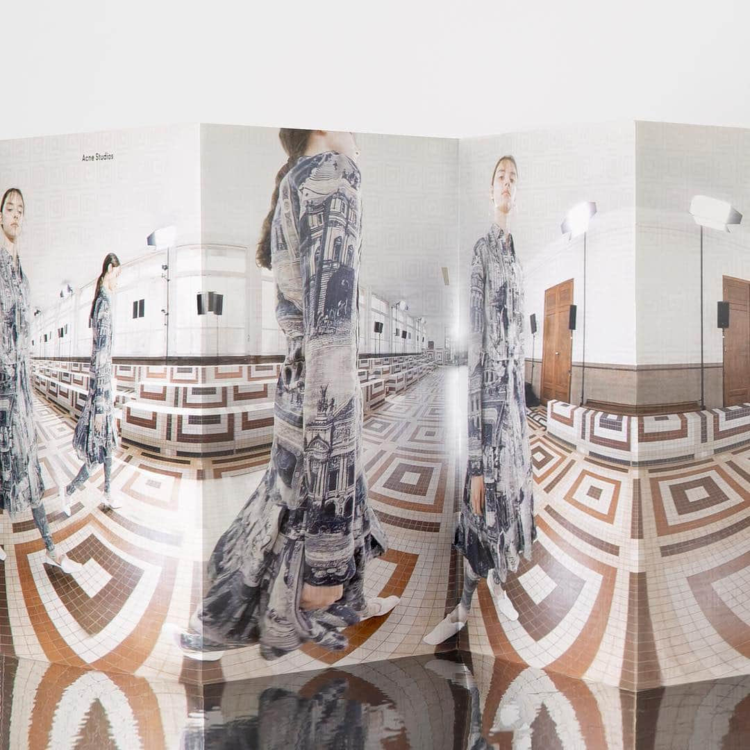 Acne Studiosさんのインスタグラム写真 - (Acne StudiosInstagram)「The #AcneStudios Women’s SS19 lookbook takes its inspiration from the 360 degree show video.  Discover the SS19 collection in stores and online at acnestudios.com.」3月30日 2時42分 - acnestudios