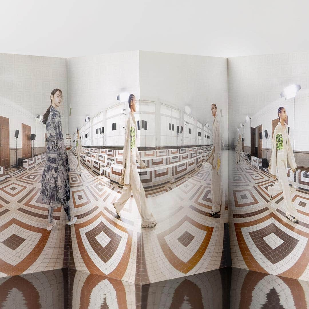 Acne Studiosさんのインスタグラム写真 - (Acne StudiosInstagram)「The #AcneStudios Women’s SS19 lookbook takes its inspiration from the 360 degree show video.  Discover the SS19 collection in stores and online at acnestudios.com.」3月30日 2時42分 - acnestudios