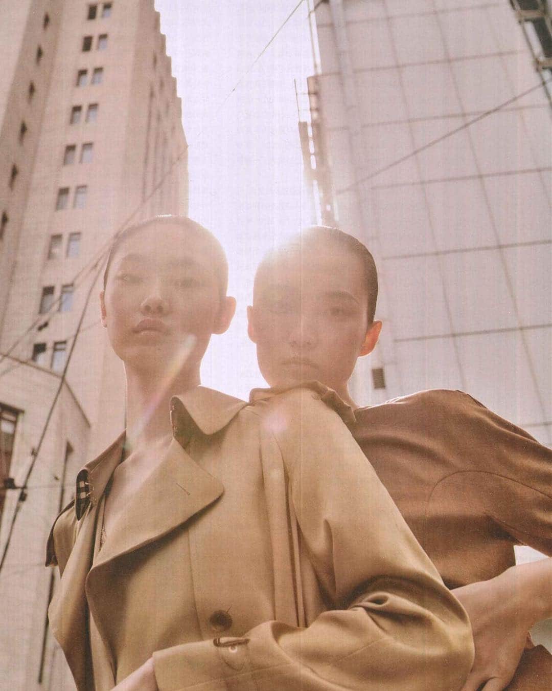 Burberryさんのインスタグラム写真 - (BurberryInstagram)「#Kingdom in @TMagazineChina . Yu Cong captures Chunjie Liu and Sijia Kang wearing shades of elegant #Burberry beige from #RiccardoTisci's debut runway collection for Spring/Summer 2019 . #BurberrySpringSummer19 #TBRT #BurberryGeneration」3月30日 2時45分 - burberry