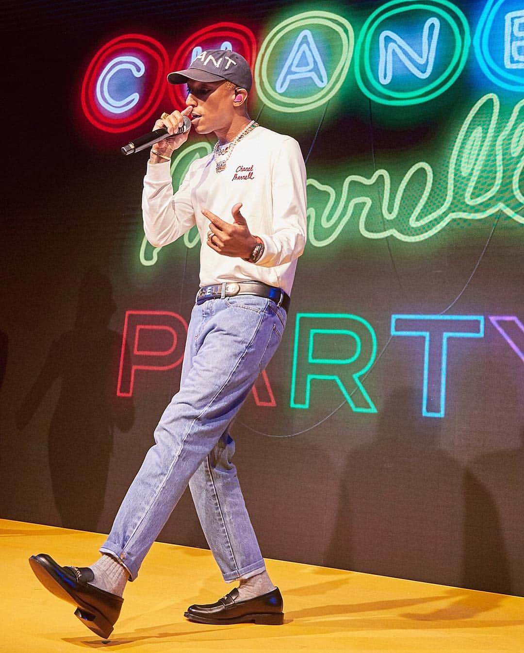 Just Jaredさんのインスタグラム写真 - (Just JaredInstagram)「@pharrell parties with @blackpinkofficial’s @jennierubyjane and his wife Helen (@lbuddy22) at the #ChanelPharrell launch event in Seoul! #PharrellWilliams #JennieKim #Blackpink #Chanel Photos: @chanelofficial」3月30日 2時47分 - justjared