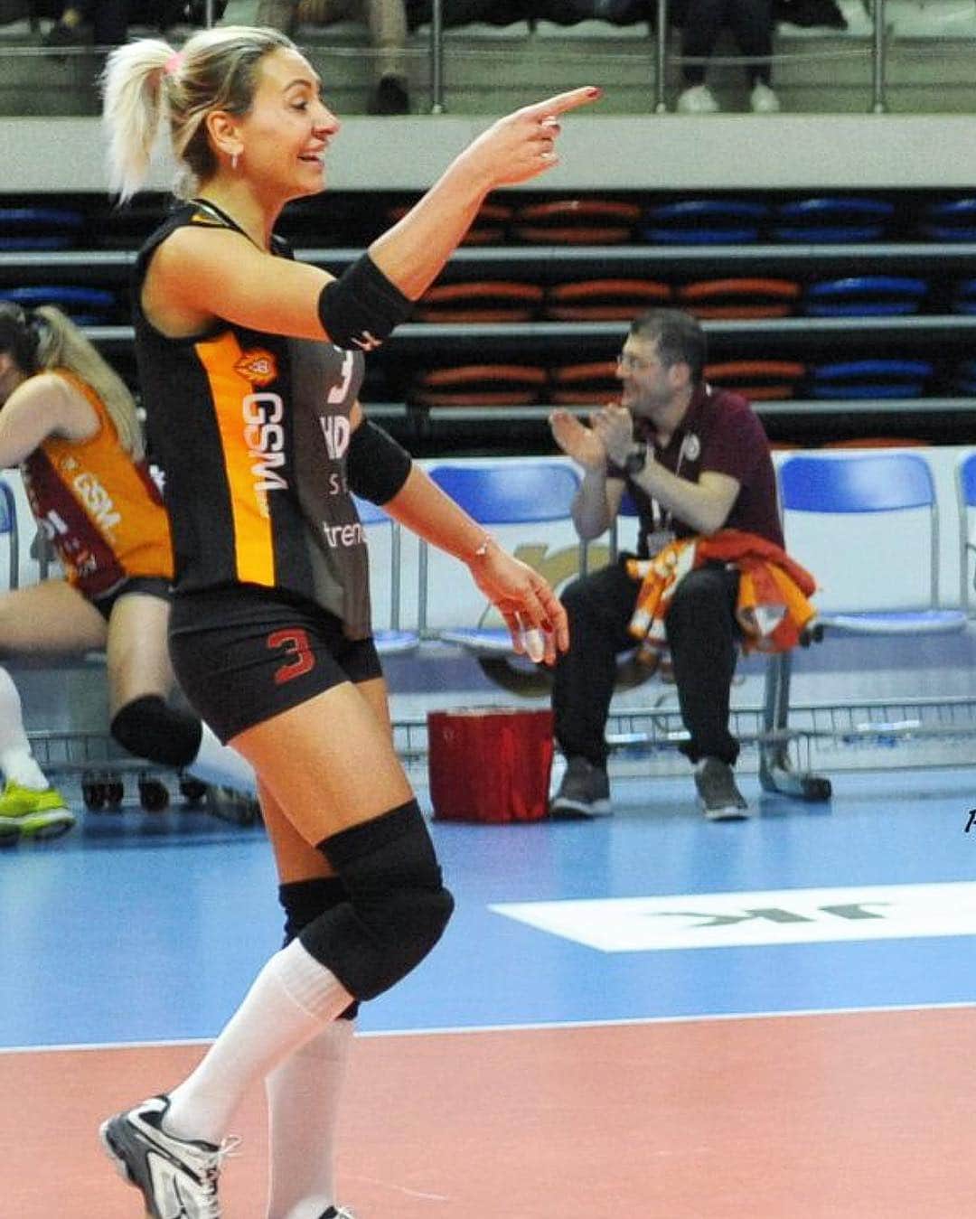 のインスタグラム：「Yarı finaldeyizz....💃🏼💃🏼💃🏼 👊🏻👊🏻👊🏻 #playoff」
