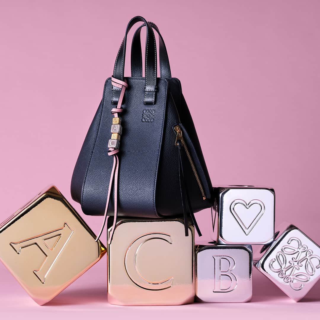 Loeweさんのインスタグラム写真 - (LoeweInstagram)「Add a personal touch to your #LOEWE bag with our new Personalisation Charms. Available in selected stores. #MothersDay」3月30日 3時01分 - loewe