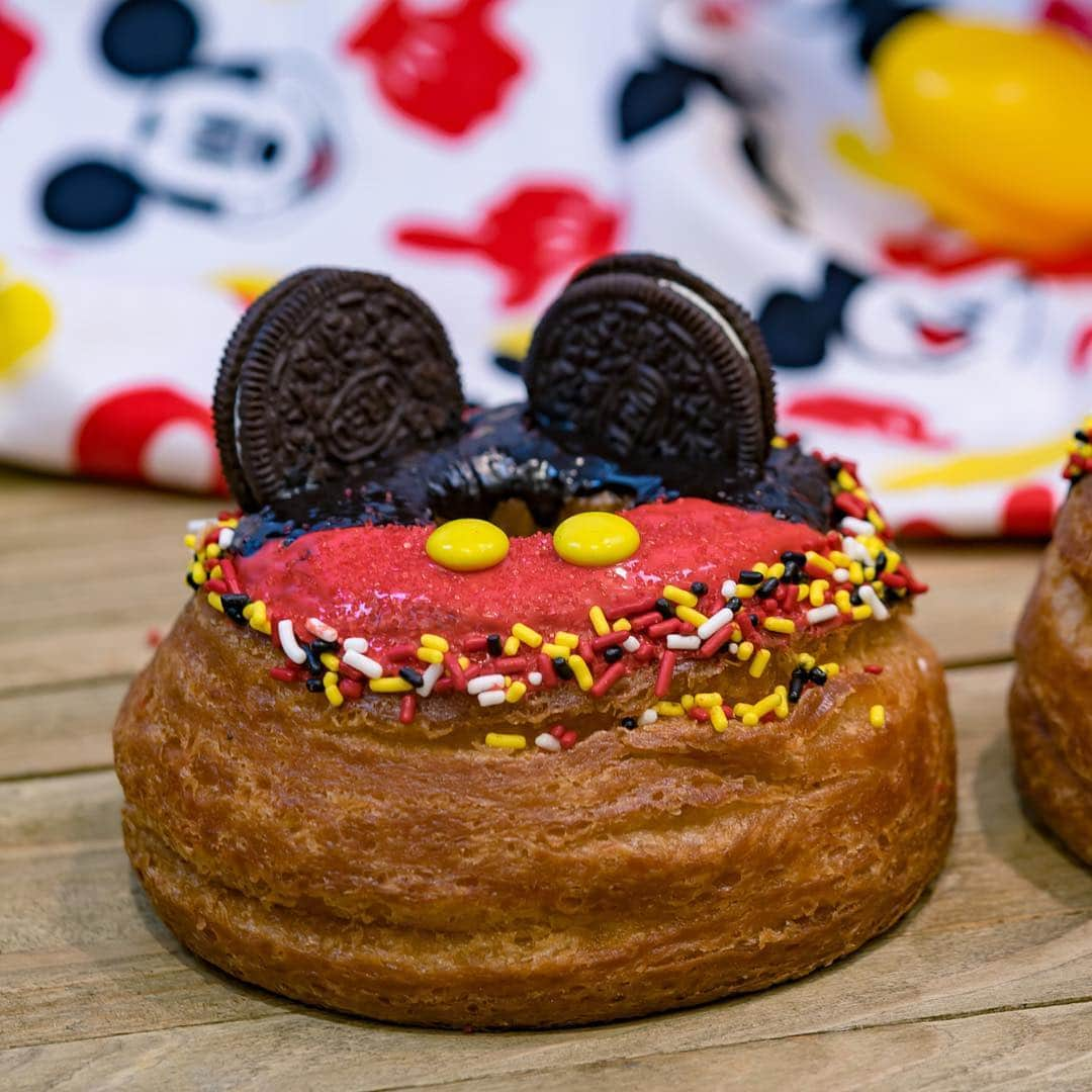 ディズニーランドさんのインスタグラム写真 - (ディズニーランドInstagram)「#GetYourEarsOn and try these tasty treats made just for the celebration. #Disneyland」3月30日 2時54分 - disneyland