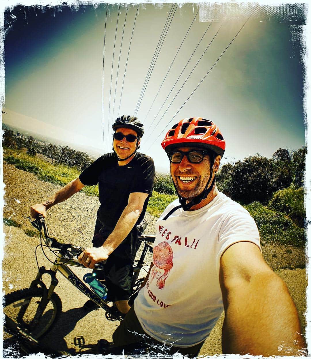 ロブ・モローのインスタグラム：「A wee bit of heaven in the #SantaMonicaMountains w/pal @jontenney #MountainBiking」