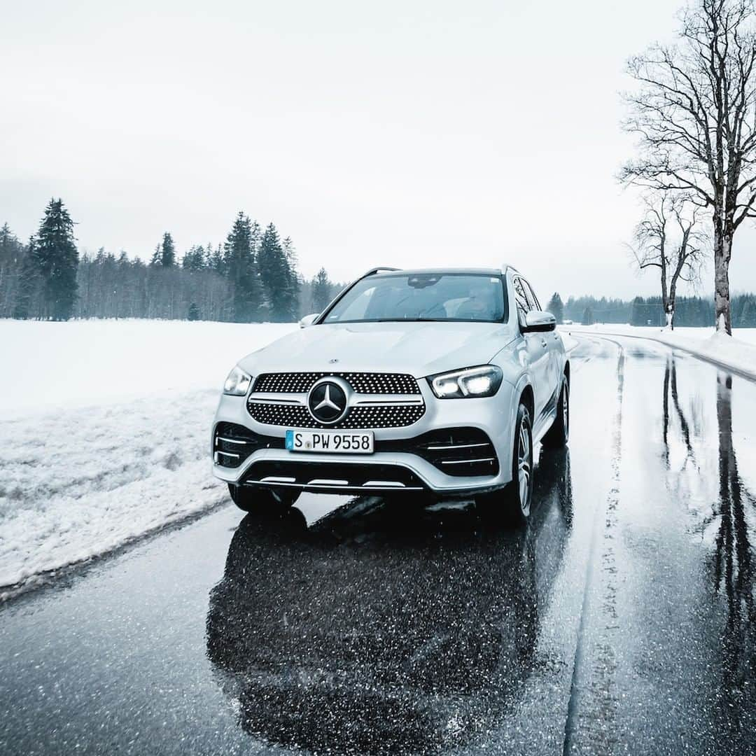 メルセデス・ベンツさんのインスタグラム写真 - (メルセデス・ベンツInstagram)「Brings you safely and comfortable through your next adventure. 🌟 📸: @rawlenses & @lew.de for #MBsocialcar ______________________________ [Mercedes-Benz GLE 300 d 4MATIC | Kraftstoffverbrauch kombiniert: 6,1 l/100 km | CO2-Emissionen kombiniert: 161 g/km | mb4.me/RechtlicherHinweis/] . #GLE #Mercedes #MercedesBenz #Design #Travel #Lifestyle #Car #AMG #InstaCar #Cars247 #Dreamcar #SUV」3月30日 3時00分 - mercedesbenz