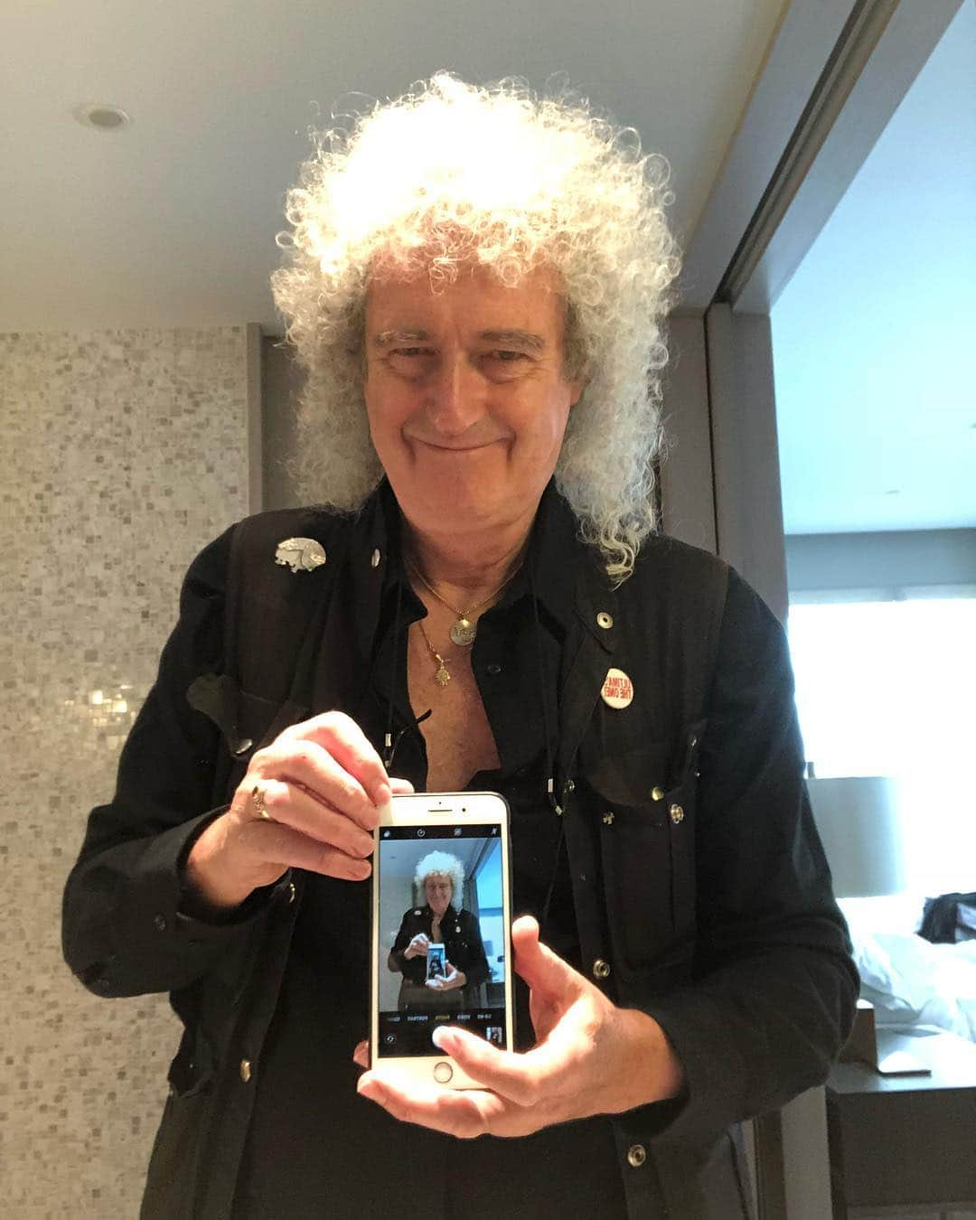 ブライアン・メイさんのインスタグラム写真 - (ブライアン・メイInstagram)「An infinitely self-selfying selfie - ready to rock at the Hall of Fame !!! Inducting the Def Lepps !!! Bri」3月30日 3時08分 - brianmayforreal