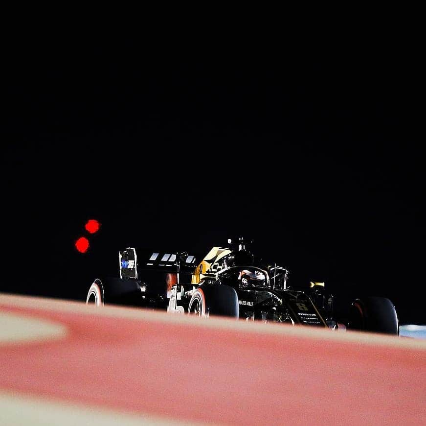 ロマン・グロージャンさんのインスタグラム写真 - (ロマン・グロージャンInstagram)「Black and gold in the night. Looks mint 🔥🇧🇭🏎️ @haasf1team  #r8g #bahraingp #f1」3月30日 3時18分 - grosjeanromain