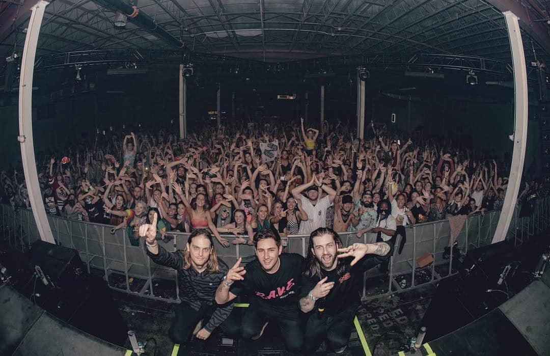 Zeds Deadさんのインスタグラム写真 - (Zeds DeadInstagram)「THANK YOU MIAMI!  @deadbeats goes off the deep end was a smash for the 3rd year in a row 🤘」3月30日 3時16分 - zedsdead