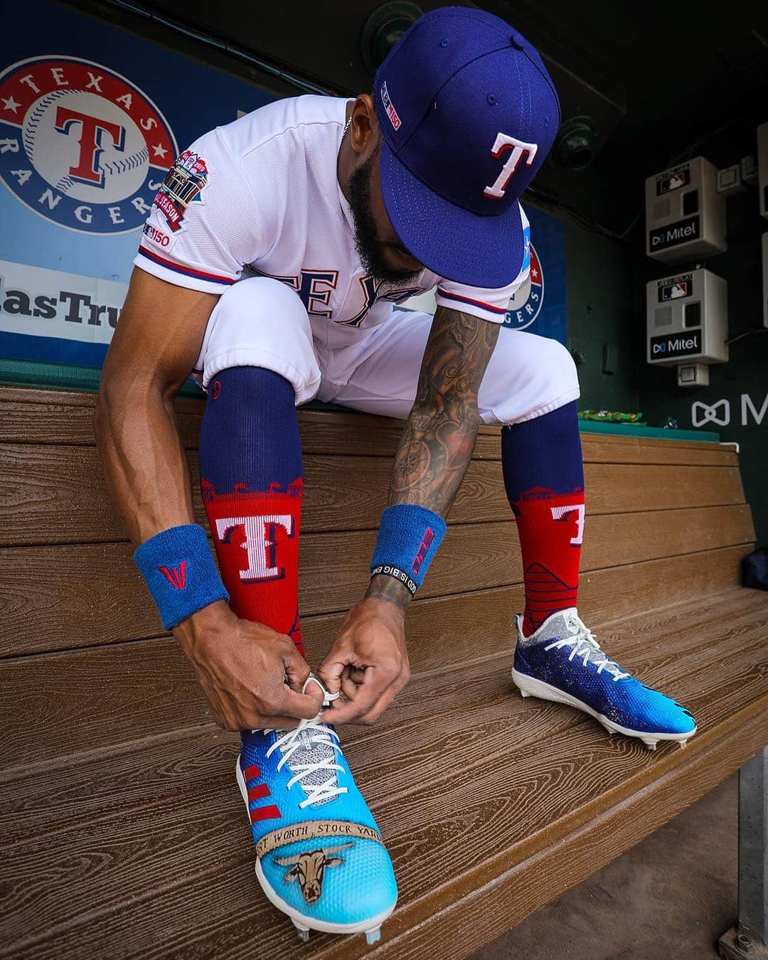 デライノ・デシールズ・ジュニアのインスタグラム：「Got that new drip from @Kickstradomis on my @AdidasBaseball cleats for opening day yesterday. The custom hand-painted artwork was completely inspired by the DFW metroplex. I wanted to use the city I live in as the inspiration. We’ve got the iconic Dallas skyline and Fort Worth stockyards featured along with some other DFW details. Stay tuned as we will dropping the video showing the entire behind the scenes process so you can really see how these cleats came to life from start to finish.」