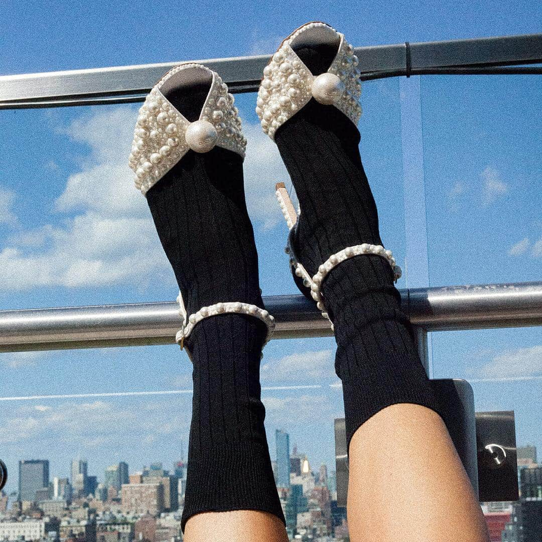 Jimmy Chooさんのインスタグラム写真 - (Jimmy ChooInstagram)「Blue sky styling,  @manrepeller wears socks with our SACORA sandals for a playful  #FeetUpFriday look.」3月30日 3時22分 - jimmychoo