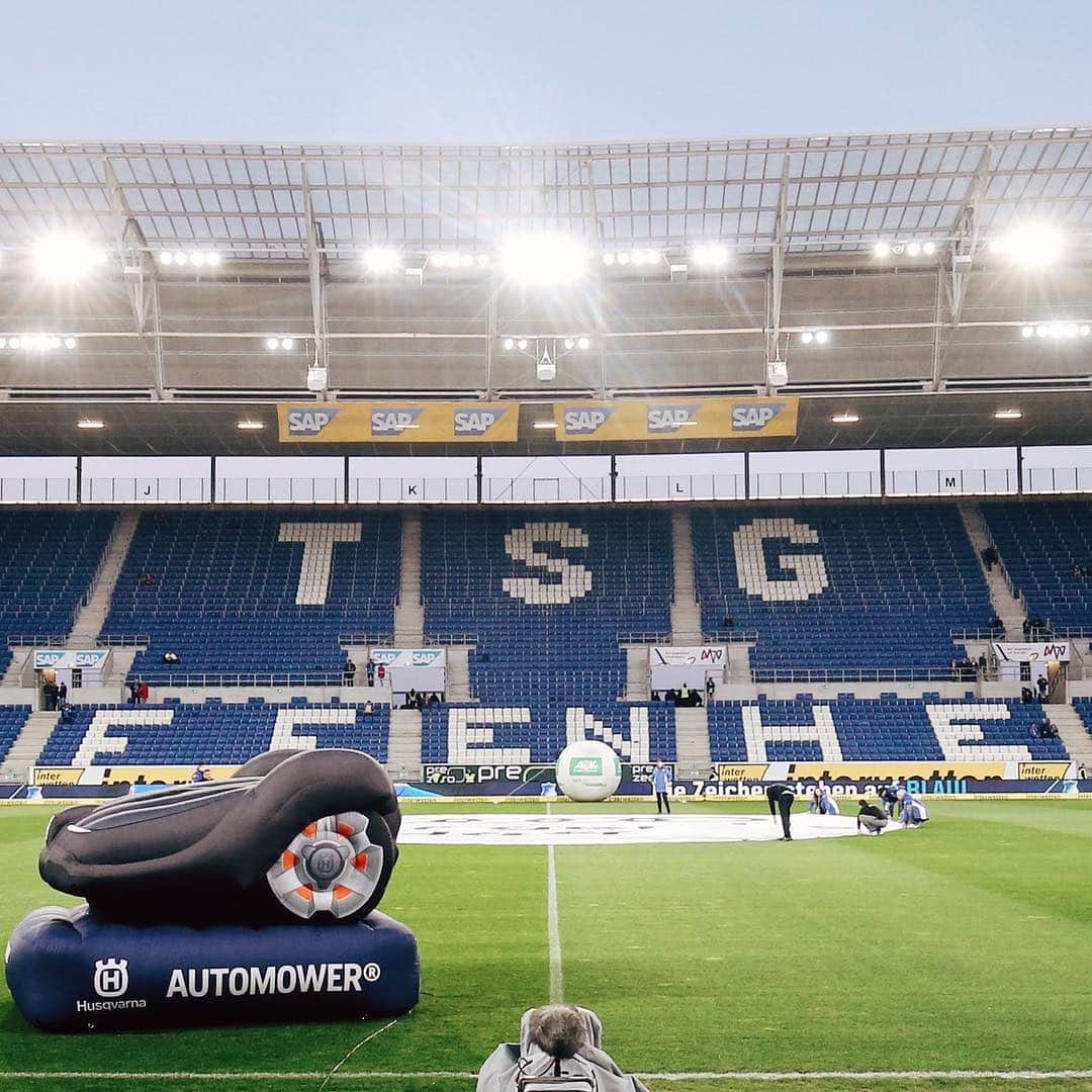 バイエル・レバークーゼンさんのインスタグラム写真 - (バイエル・レバークーゼンInstagram)「⚫️🔴 It’s SPIELTAG again! 🔴⚫️ #TSGB04 #Bundesliga #Bayer04 #Werkself」3月30日 3時37分 - bayer04fussball