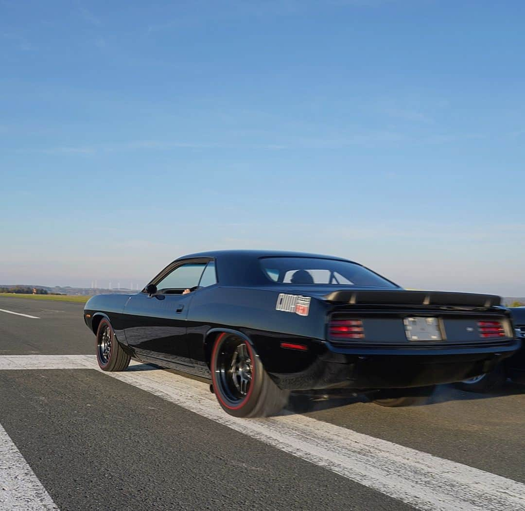 Classics Dailyさんのインスタグラム写真 - (Classics DailyInstagram)「The Fast6 Cuda launch was so epic to watch in person.  @codybwalker x @chromecars.de  _ #AmericanMuscle #classiccar #musclecar #fnf #cuda #tireslayer」3月30日 3時33分 - classicsdaily