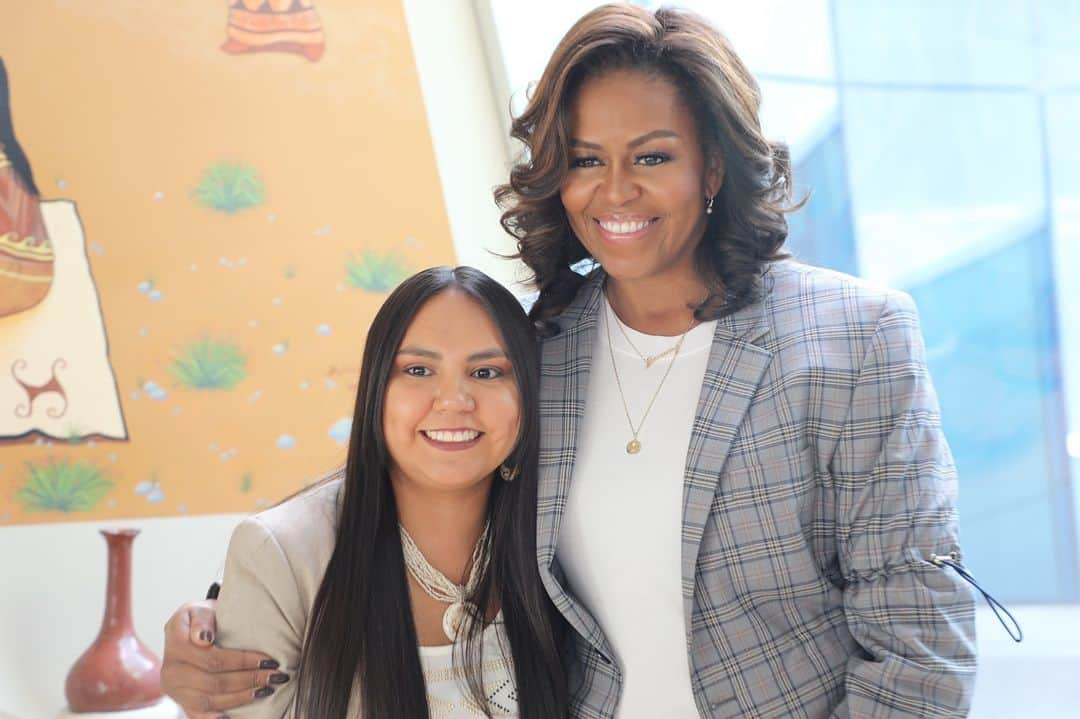 ミシェル・オバマさんのインスタグラム写真 - (ミシェル・オバマInstagram)「I met Charisma Quiroz when I visited the Gila River Indian Community in Arizona last month. She’s a first-generation college sophomore at the University of Arizona studying political science and environmental science. In addition to working hard in her classes, Charisma is involved with a program on campus that offers support to first-generation college students. After graduation, Charisma plans to bring her knowledge back to her tribe by focusing on agriculture and water rights in her community. She also wants to help other young people on tribal lands pursue higher education. Charisma is a terrific example of what happens when we invest in young women—they pay it forward with investments of their own.  Thanks for letting me share these inspiring stories with you during #WomensHistoryMonth! Do you know a young person who's changing their community? I want to hear about them — please share their story below! #IamBecoming #FlashbackFriday #ReachHigher」3月30日 3時38分 - michelleobama