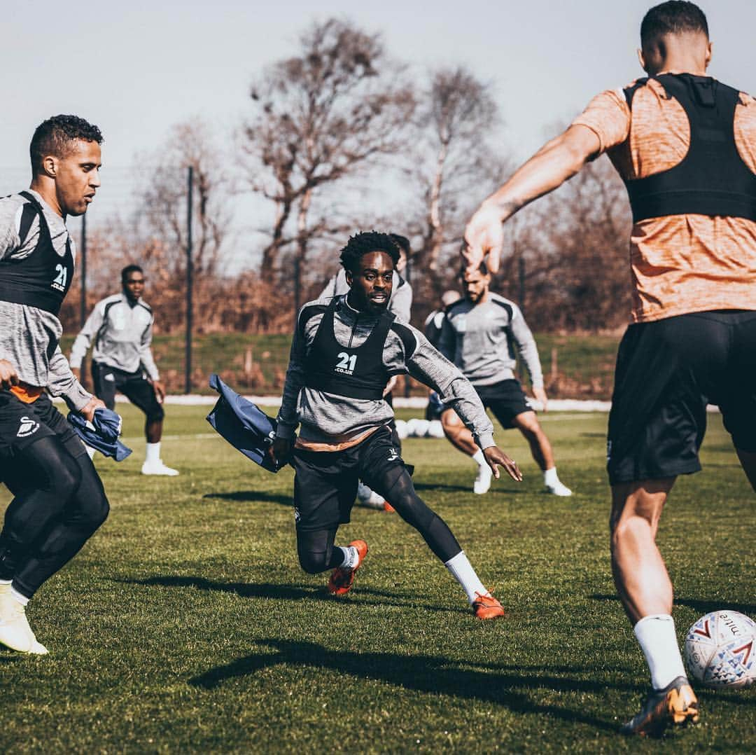 スウォンジー・シティAFCさんのインスタグラム写真 - (スウォンジー・シティAFCInstagram)「Training hard... weekend preparations. 💪 ••• #Swans #SwanseaCity #training #football #sunny」3月30日 3時40分 - swansofficial