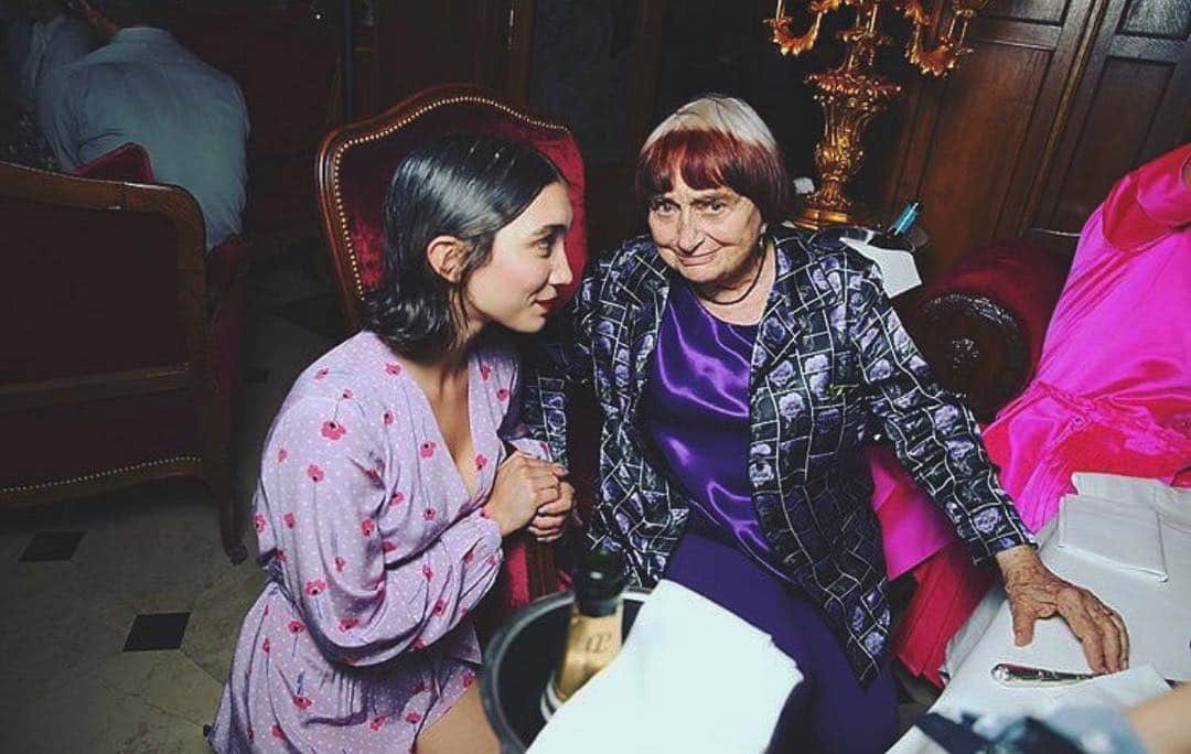 ローワン・ブランチャードさんのインスタグラム写真 - (ローワン・ブランチャードInstagram)「There are few artists who have been more impactful on my brain mappings and imagination than Varda, and there are few hand holds  that I’ll cherish and remember this tenderly. Agnès Varda is and has been my hero, her films introduced to me cinema as a way of having a conversation with yourself, with your inner child. Watching Varda confront herself and her histories in the many vessels and stories and characters she did has always gifted me such wide eyed, childlike comfort. I’m so sad today! But she gave us so much. How lucky we are to have her shrines eternally. AGNÈS FOREVER ♾ 🕯 💔🖤」3月30日 3時43分 - rowanblanchard