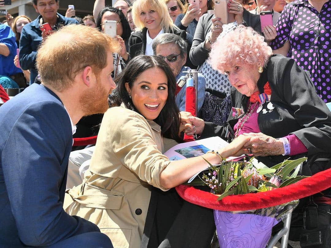 People Magazineさんのインスタグラム写真 - (People MagazineInstagram)「#MeghanMarkle and #PrinceHarry had a sweet surprise for their devoted fan, Daphne Dunne, on her 99th birthday! Tap the link in bio for more on the personal message she received from the Duke and Duchess of Sussex. ❤️ | 📷: Samir Hussein/WireImage」3月30日 4時02分 - people