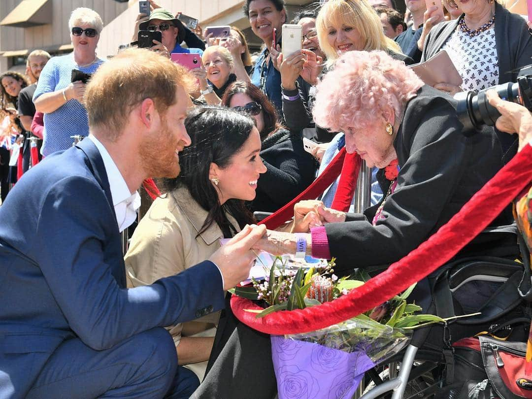 People Magazineさんのインスタグラム写真 - (People MagazineInstagram)「#MeghanMarkle and #PrinceHarry had a sweet surprise for their devoted fan, Daphne Dunne, on her 99th birthday! Tap the link in bio for more on the personal message she received from the Duke and Duchess of Sussex. ❤️ | 📷: Samir Hussein/WireImage」3月30日 4時02分 - people