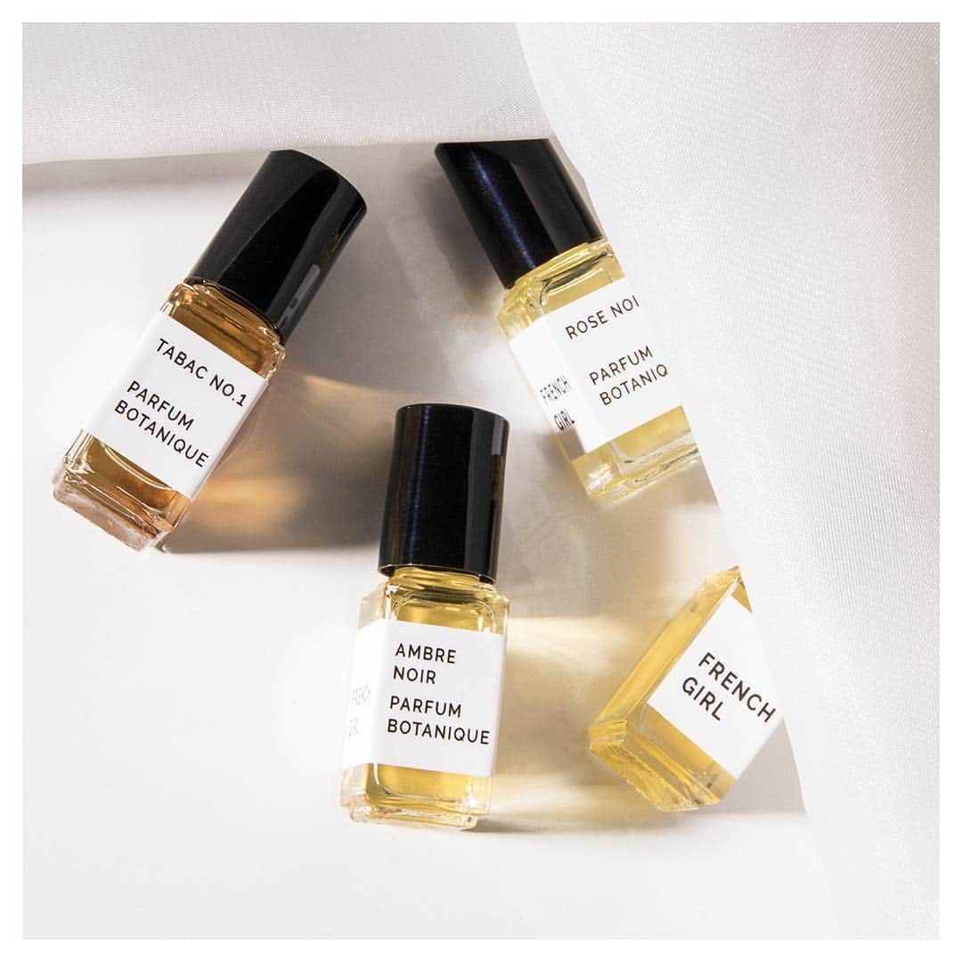 FRENCH GIRLさんのインスタグラム写真 - (FRENCH GIRLInstagram)「Clean parfum is our pulse point!  Create your own signature fragrance by layering your favorites for a gorgeous blend that’s all your own. Our parfums are formulated from pure plant sources and sustainable materials that last longer and smell stronger – meaning you can use less product to achieve your desired scent.  French Girl Hack: Layer Tabac No.1 with Rose Noir for a rich botanical, spicy blend! . . . #naturalfragrance #frenchgirlhack #perfumery #pulsepoint #soindesoi #ecoluxe #luxuryfragrance #plantpowered #greenbeauty #frenchgirlorganics」3月30日 4時03分 - frenchgirlorganics