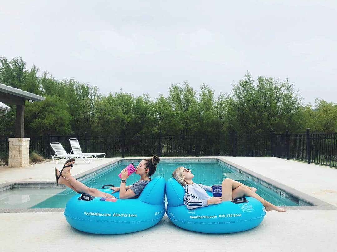 Maddie & Taeさんのインスタグラム写真 - (Maddie & TaeInstagram)「when it’s just a tad chilly to get in the water but you still want the effect haha. Off daying to the MAX 🙌🏼😍」3月30日 3時55分 - maddieandtae