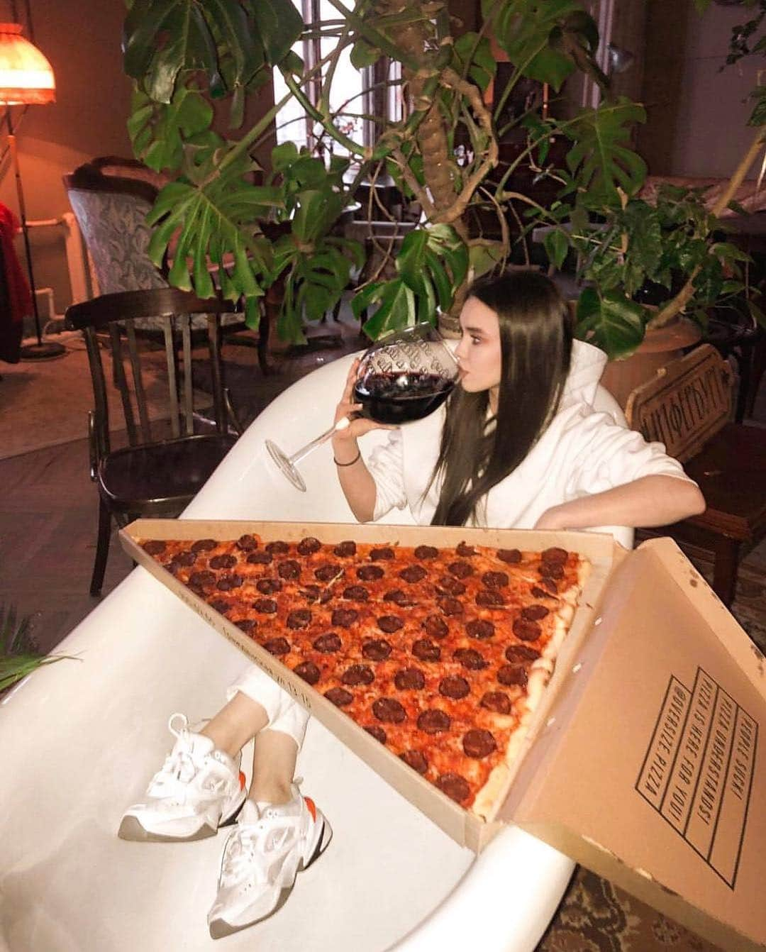 Cosmopolitanさんのインスタグラム写真 - (CosmopolitanInstagram)「Tag the last person who asked you “what are you doing tonight?” 🍕🍷 #tgif  #rg @whoisagooodgirl via @cosmopolitanromania」3月30日 3時57分 - cosmopolitan