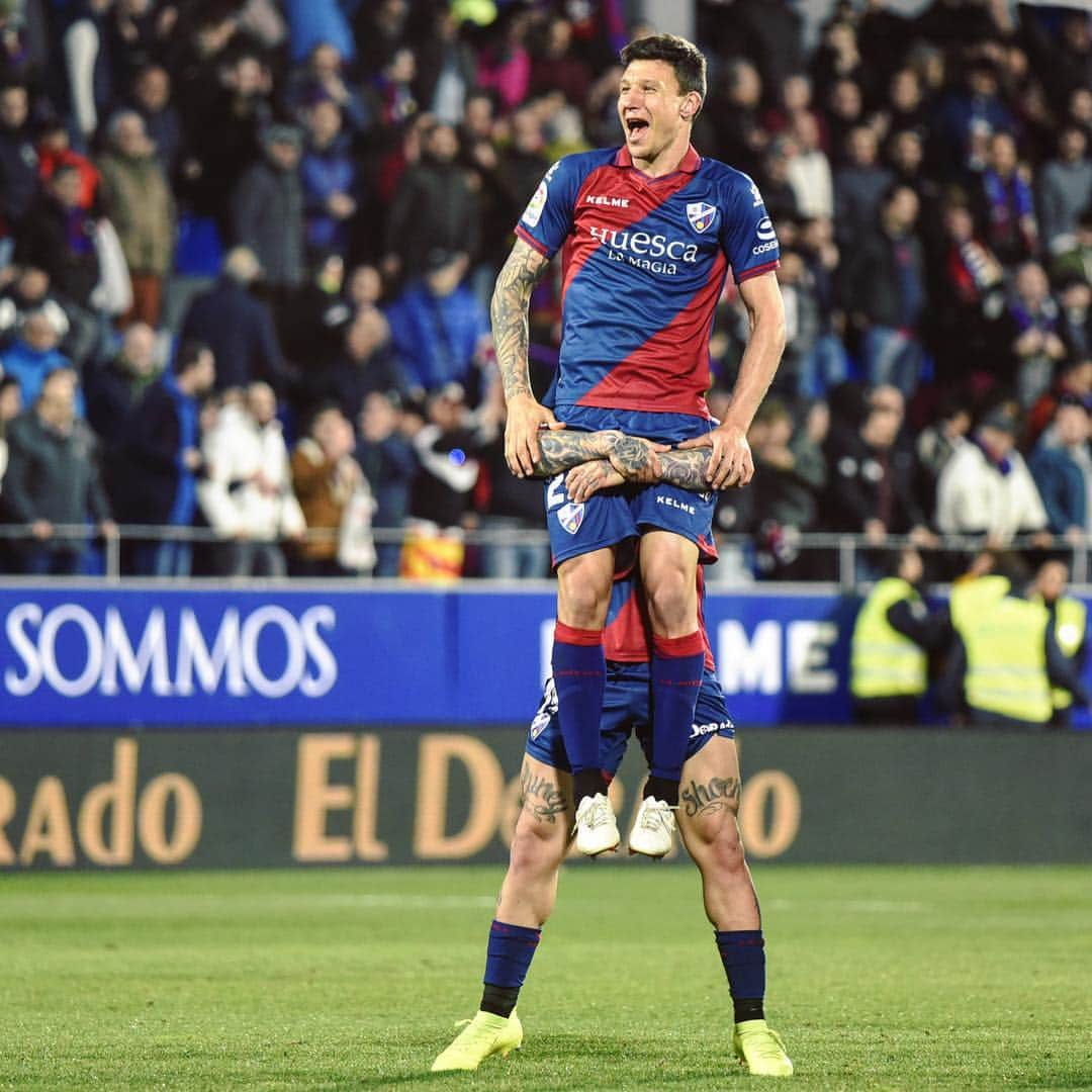 LFPさんのインスタグラム写真 - (LFPInstagram)「That Feeling when... #LaLigaSantander is back! 😁🤪 • #Huesca #TFW #LaLiga #Back #Happy」3月30日 4時01分 - laliga