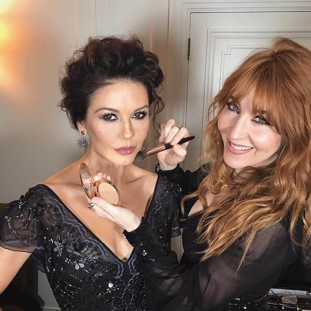 シャーロット・ティルベリーさんのインスタグラム写真 - (シャーロット・ティルベリーInstagram)「Throwback to getting the MESMERISING @catherinezetajones ready!!! Wearing my Rock Chick Luxury Palette and M.I.Kiss  Matte Revolution lipstick!! Darlings, which look is your Friday night go-to?! 💋✨💄❤️ #CharlotteTilbury #Makeup #Beauty #RockChick #MIKISS.」3月30日 4時11分 - charlottetilbury