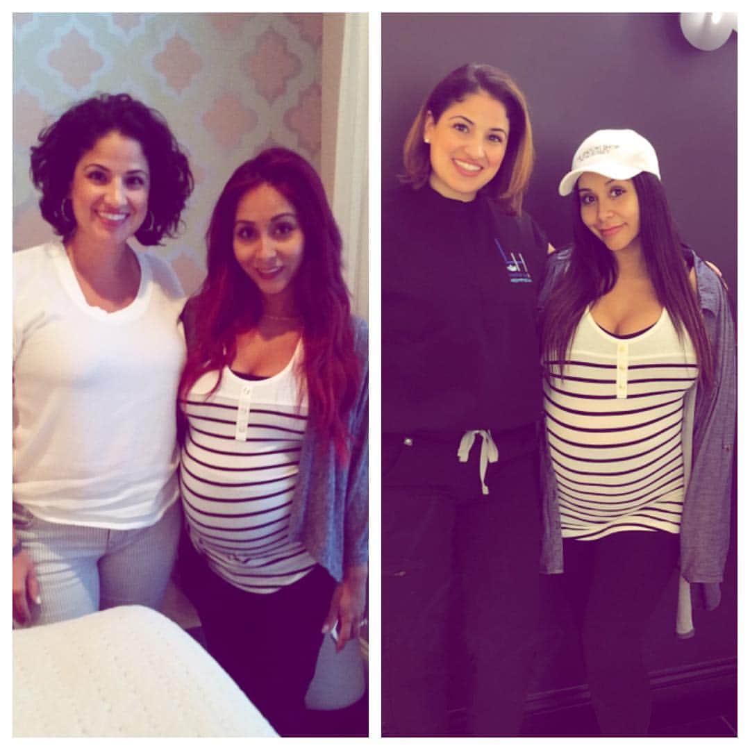 ニコール・ ポリッツィのインスタグラム：「OMG so my friend @lhspaandrejuvenation sent me this picture this morning when i was pregnant with Giovanna! I went to see her to get lashes today & decided to wear the same outfit so we can recreate the pic! 4 years later! 😩❤️🙏🏽 #GoingBackRed !!」
