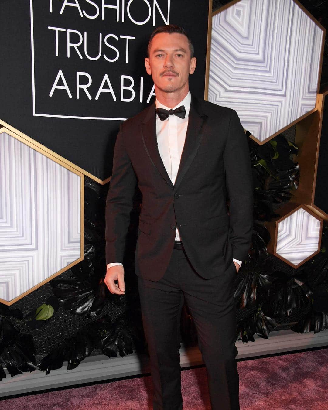 Valentinoさんのインスタグラム写真 - (ValentinoInstagram)「Actor @thereallukeevans attended the 2019 @fashiontrustarabia awards in a #Valentino tuxedo. Photo: @davebenett」3月30日 4時19分 - maisonvalentino