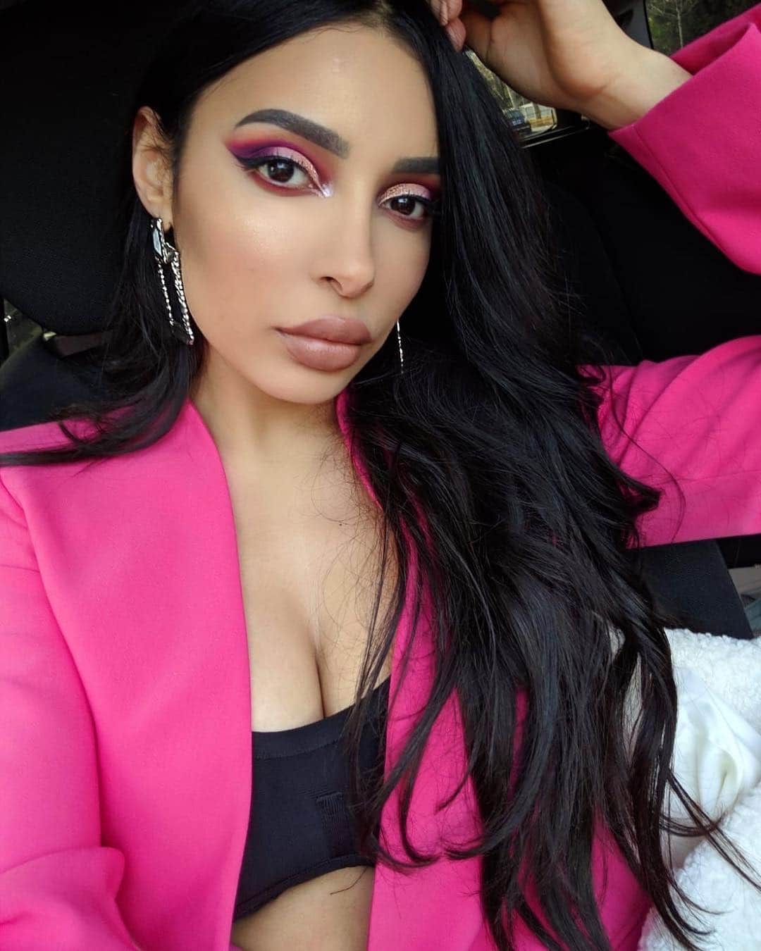 sananasのインスタグラム：「Happy week end loves 💕Et... nouvelle vidéo en ligne ! Le lien est dans la bio 😉 Quoi de prévu ce week end ? PS : Ça vous dit le get ready with me de ce look ? Si oui mettez moi un emoji rose en commentaires ! 😘」