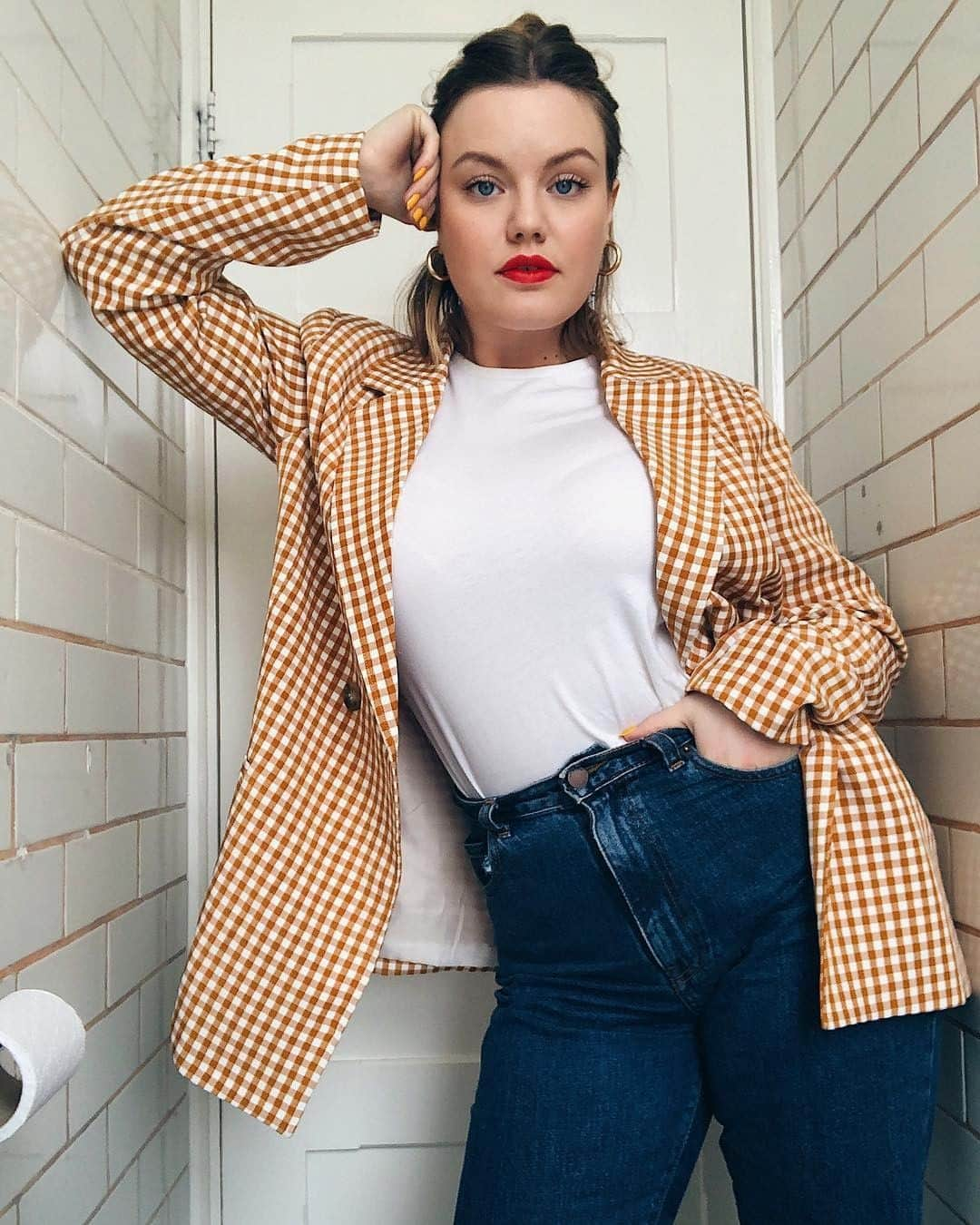 ASOSさんのインスタグラム写真 - (ASOSInstagram)「Mood: taking a 20-min bathroom break at 4.20pm on a Friday 😂 📸 @asos_lotte 🔎 Dr Denim Nova mom jeans (1380838) 🗣 Image description: Lotte wearing a check blazer and white T-shirt inside a bathroom cubicle」3月30日 4時17分 - asos