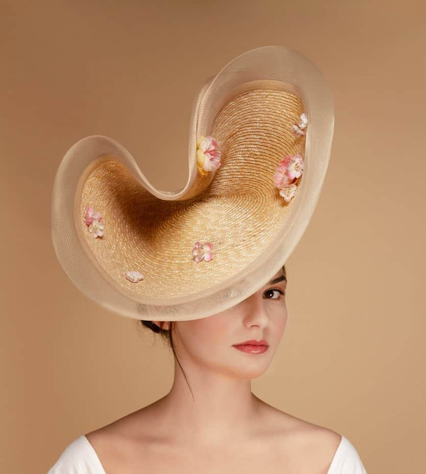 ピアーズアトキンソンさんのインスタグラム写真 - (ピアーズアトキンソンInstagram)「🌸 #inbloom Hand-shaped, natural straw braid, collapsed bicorne percher with nude crinoline overlay, scattered with pink florals and pearls 🌼💖 | Floral arrangements for this year’s impending #ascotalypse @piersatkinson #🎩 #piersatkinson #florals #couture #oneofakind #madeinlondon #bespoke #spring #🌷| Photos with the help of @fmprochester @unicreativearts 🌸 #ColinJackson @gemlardent @laura_bruton @cejfmp @cosmea_bk retouching @bywoodengun | #🐝」3月30日 4時23分 - piersatkinson