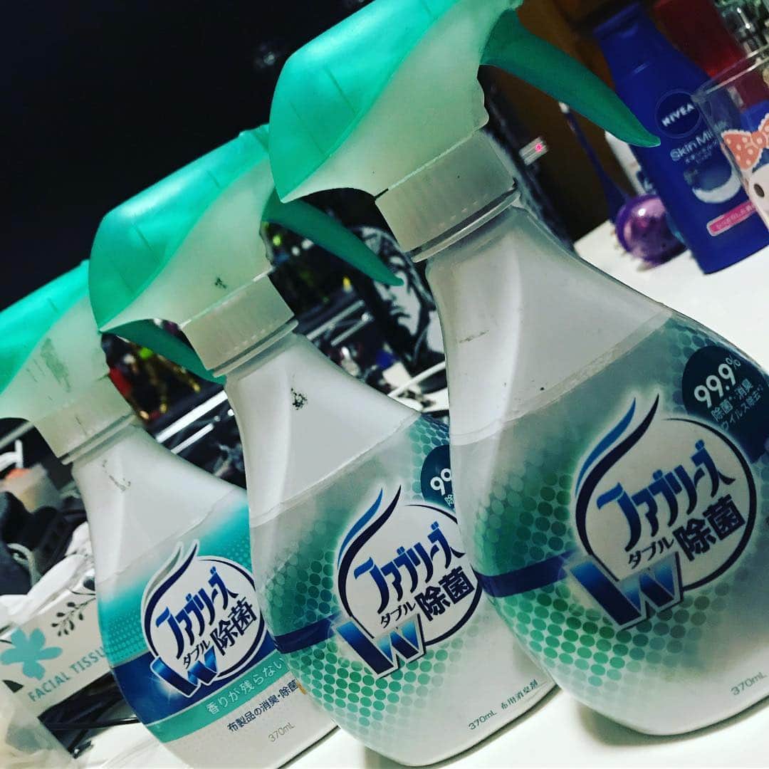 のインスタグラム：「ファブリーズ毎回巡業でなくて買うんだけど毎回買うもんだから空のが３つも出てきたw 詰め替え売ってればいいのに… #ファブリーズ #三連星」