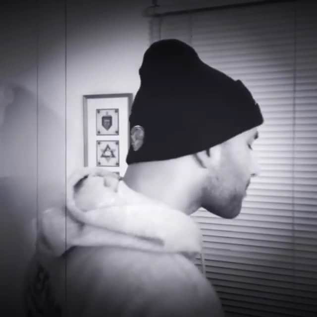 デイミアン・リラードのインスタグラム：「Still have my #4BarFriday community going strong. Lots of under the radar MCs like @geenessmusic showing off their 🎙 skills every Friday. The best submissions get highlighted on @4BarFriday and my page. Follow @4BarFriday and tag someone you think should drop 4 Bars each Friday.」