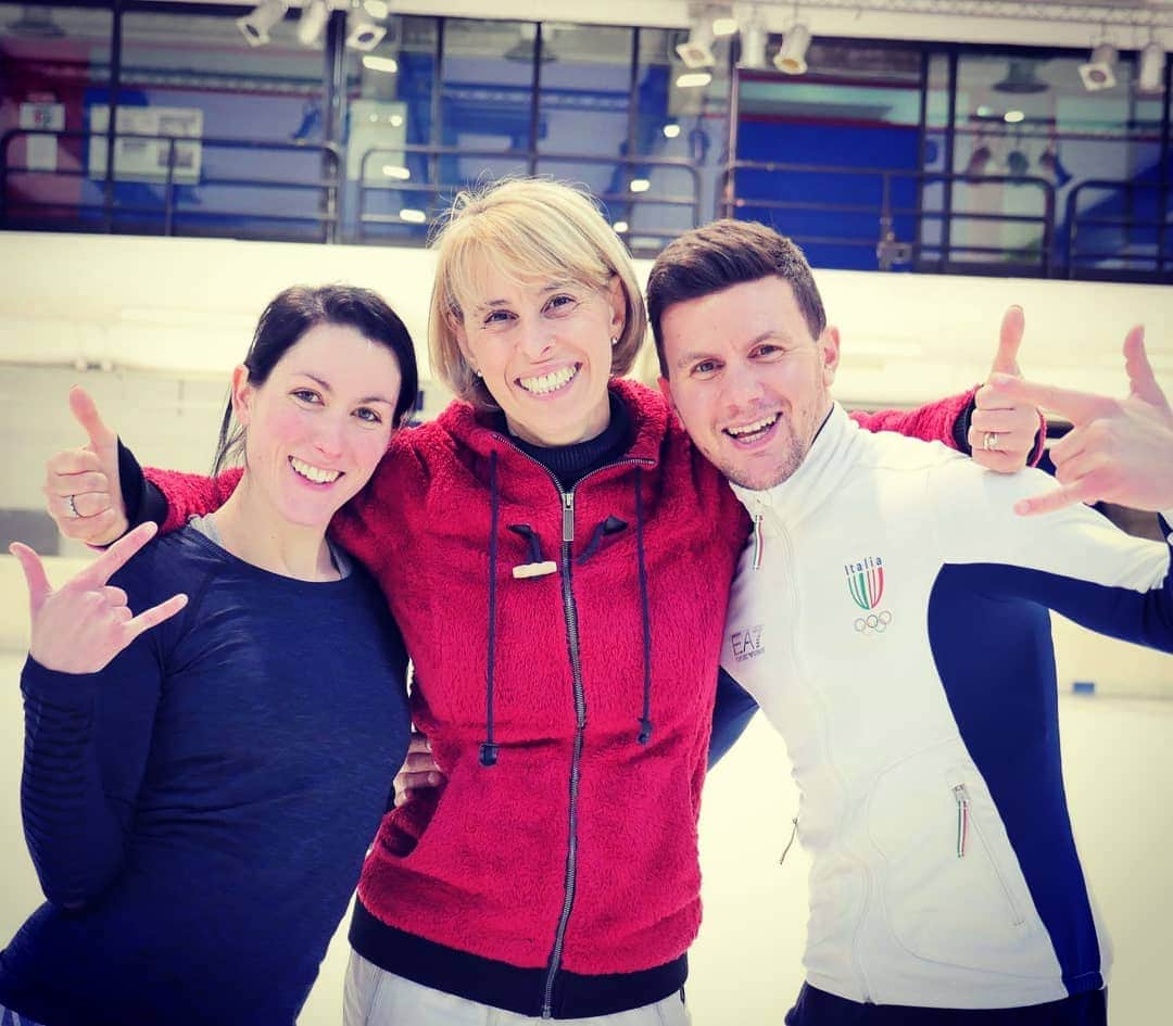 のインスタグラム：「IT'S FRIDAY !!!!! 😁🤗👍 #friday #weekend #happy #tired #work #workhard #preparation #worldteamtrophy #WTT2019 #fukuoka #japan #isufigureskating #isu #figureskating #icedance #teamitaly🇮🇹 #italiateam #guignardfabbri」