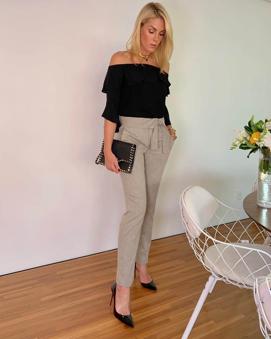 Ana Hickmannさんのインスタグラム写真 - (Ana HickmannInstagram)「Chic e casual. Pronta para sexta-feira... amor to te esperando para nosso jantar😍. Adoro esta calça Denim  @ana.hickmann.denim com corte de alfaiataria e a blusa ombro a ombro @anahickmanncollection combinadas com sarpin @louboutinworld e bolsa carteira @maisonvalentino e acessórios @monicadicreddo . #anahickmann #fashion #lookah #anahickmanndenim #anahickmanncollection #joyforlife @anahickmannloja」3月30日 4時42分 - ahickmann