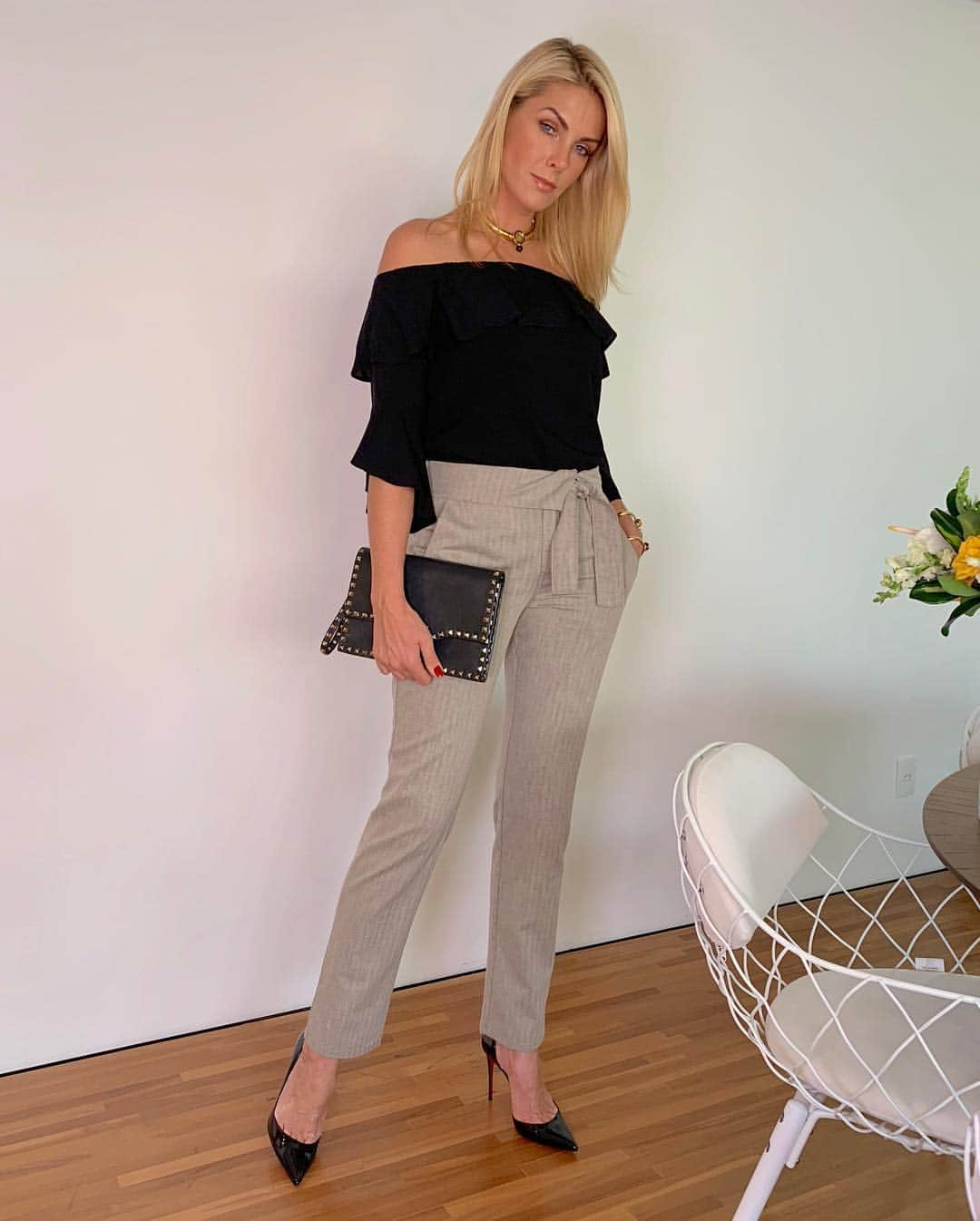 Ana Hickmannさんのインスタグラム写真 - (Ana HickmannInstagram)「Chic e casual. Pronta para sexta-feira... amor to te esperando para nosso jantar😍. Adoro esta calça Denim  @ana.hickmann.denim com corte de alfaiataria e a blusa ombro a ombro @anahickmanncollection combinadas com sarpin @louboutinworld e bolsa carteira @maisonvalentino e acessórios @monicadicreddo . #anahickmann #fashion #lookah #anahickmanndenim #anahickmanncollection #joyforlife @anahickmannloja」3月30日 4時42分 - ahickmann