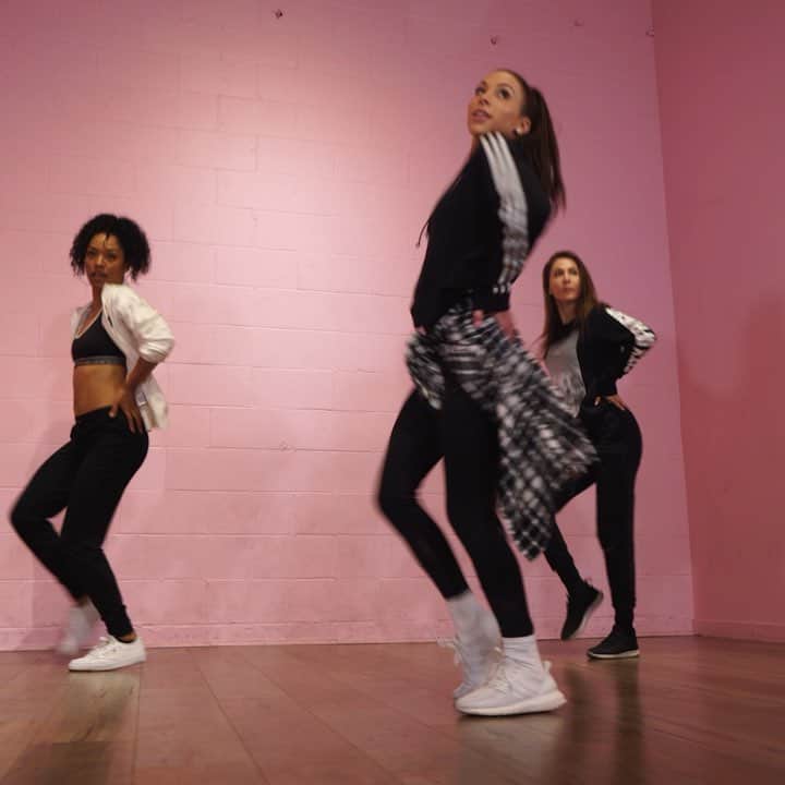 マンディー・ジルーのインスタグラム：「Check out my new dance tutorial to #sallywalker by @thenewclassic! #sallywalkerchallenge #linkinbio. Choreography by 🙋🏻‍♀️. . 👯 @dominiquedomingo @chelccorp. . 🎥 @bobby11dacones.」