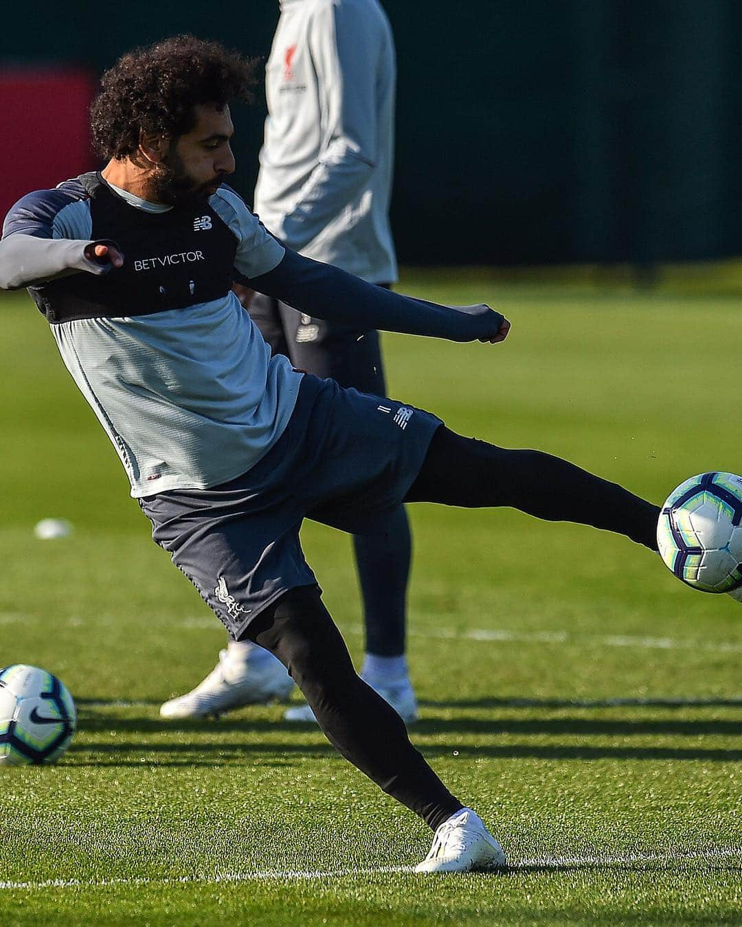 リヴァプールFCさんのインスタグラム写真 - (リヴァプールFCInstagram)「Mo 👌 #Salah #MoSalah #Training #LFC #LiverpoolFC」3月30日 4時45分 - liverpoolfc