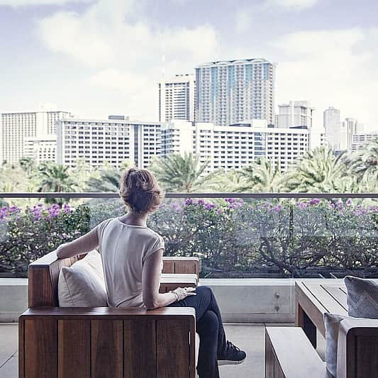 Trump Waikikiさんのインスタグラム写真 - (Trump WaikikiInstagram)「Sit back, relax and enjoy the view on this Happy Aloha Friday. 📷: @andreaforlani_photojournalist @federicabrunini  #trumpwaikiki  #luxuryhotelwaikiki #luxurytravel #familytravel #multigenerationaltravel #romancetravel #waikiki #oceanview #cityview #lethawaiihappen #visitoahu」3月30日 4時51分 - trumpwaikiki