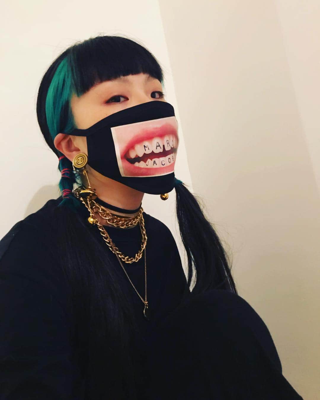 Young Juvenile Youthのインスタグラム：「I’m a girl with many faces.  ちょっと怖いかしら🥺 好きな曲をひたすら選曲出来て楽しかったな。 Thanks  @bae_tokyo  #常にイメチェンしたい #イメチェンて死語じゃないよね #ゆう姫 My mask by @marcjacobs 😷👄」